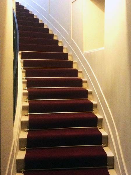 Pose tendue de tapis escalier Théâtre du Château de la Verrerie Le Creusot
