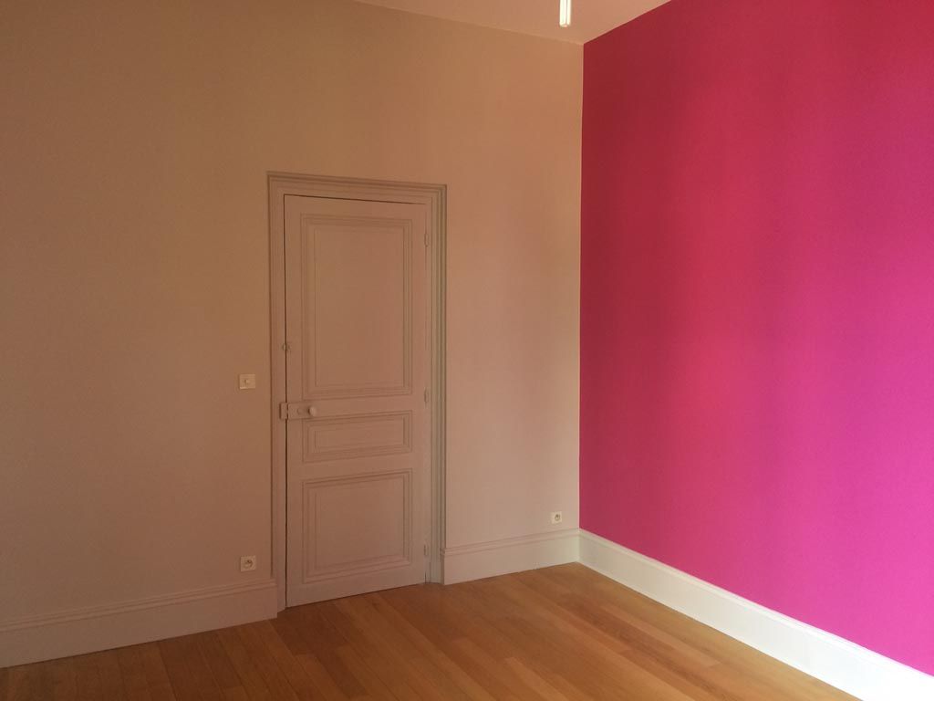 Travaux de peinture, peinture murale rose