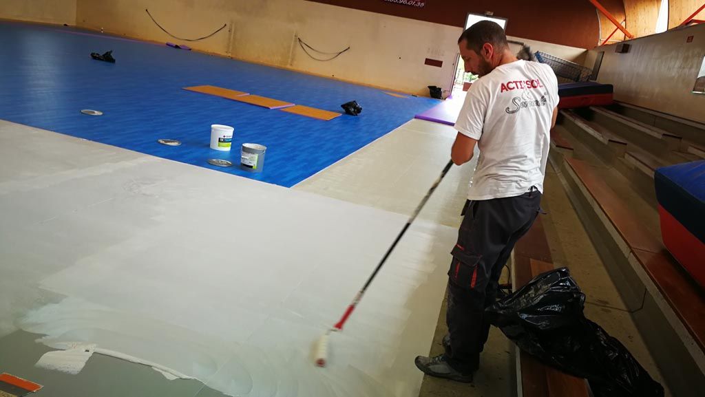 Pose de revêtement de sol sportif, Saint-Marcel 
