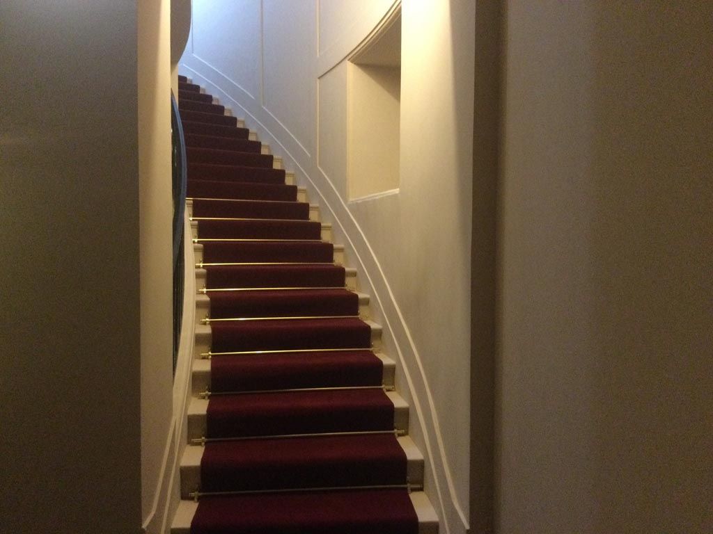 Tapis de passage rouge escalier