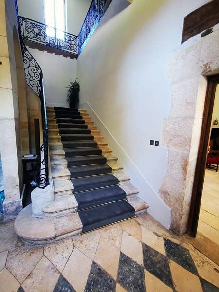 Tapis de passage escaliers pose tendue Château de Maizières