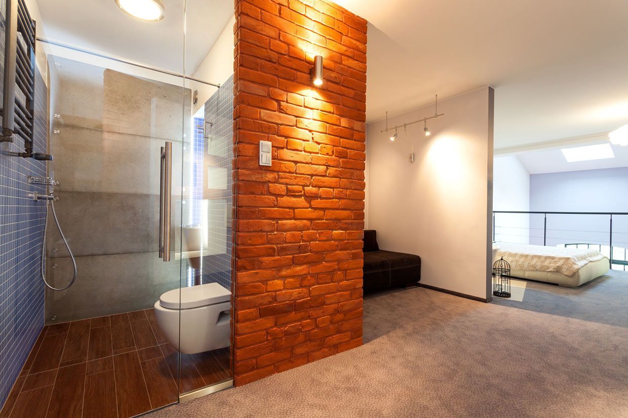 Mur imitation brique séparant deux espaces d'une pièce