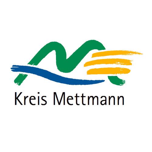 Ein Logo für den Kreis Mettmann mit einem grün-blauen und gelben Pinselstrich