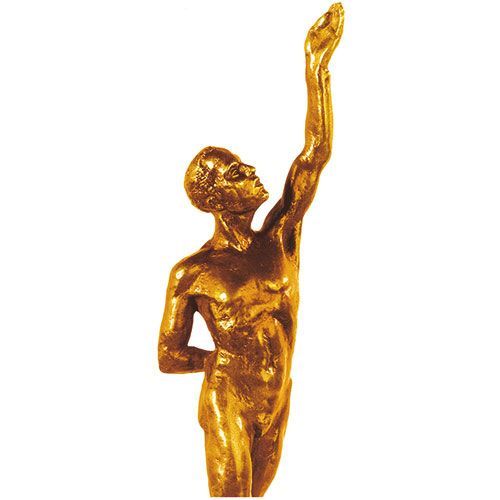 Eine goldene Statue eines Mannes mit seinem Arm in der Luft