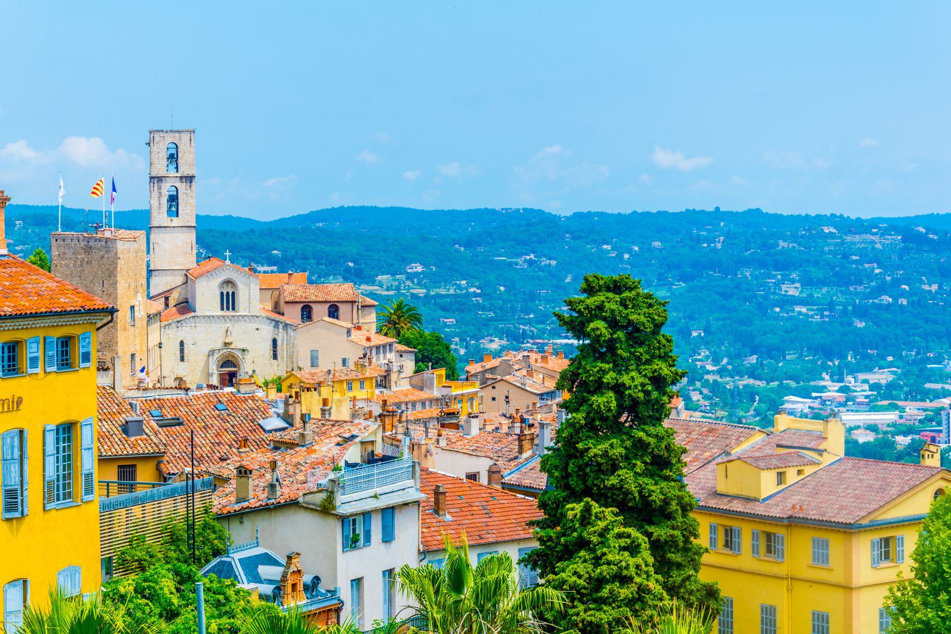 Vue aérienne de la ville de Grasse avec une vallée en fond