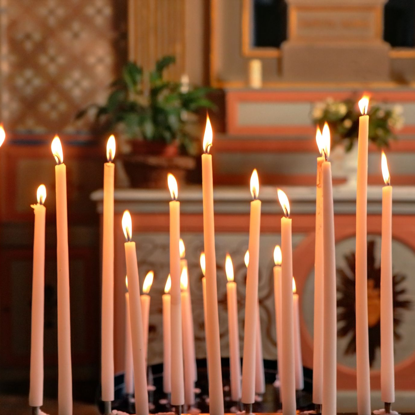 Des bougies allumées qui brillent dans le sanctuaire d’une église pendant un office religieux