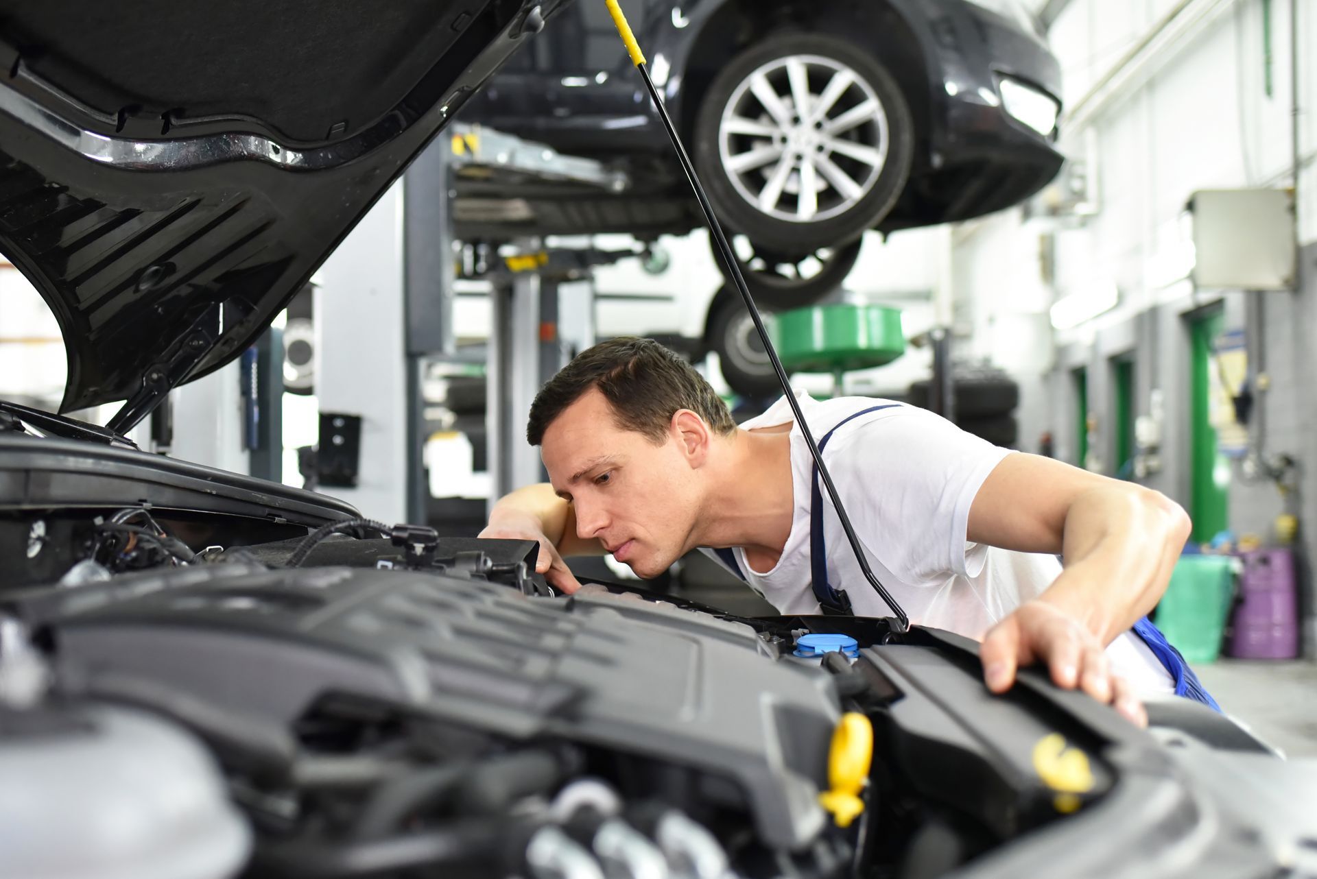 Inspection du moteur d'une voiture