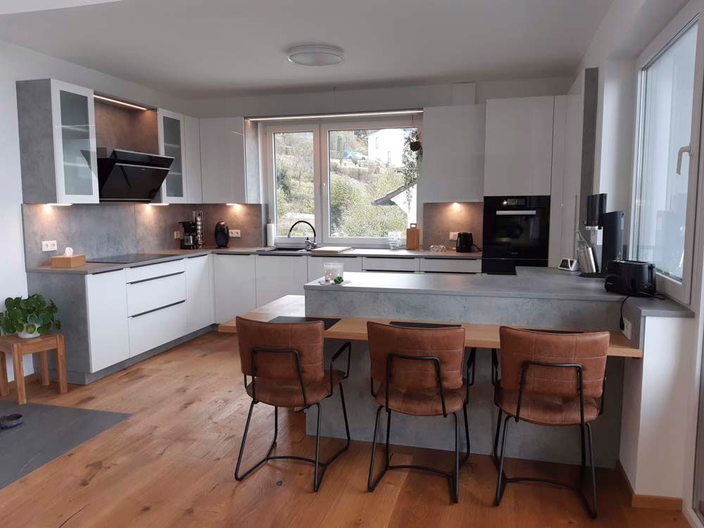 Eine Küche mit einem Tisch und Stühlen darin