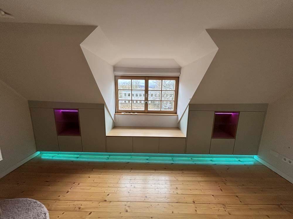 Ein Raum mit einem Fenster und einem Holzboden.