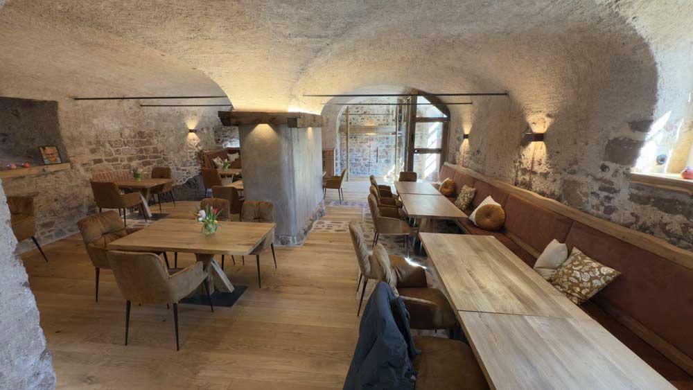 Es gibt viele Tische und Stühle im Raum.