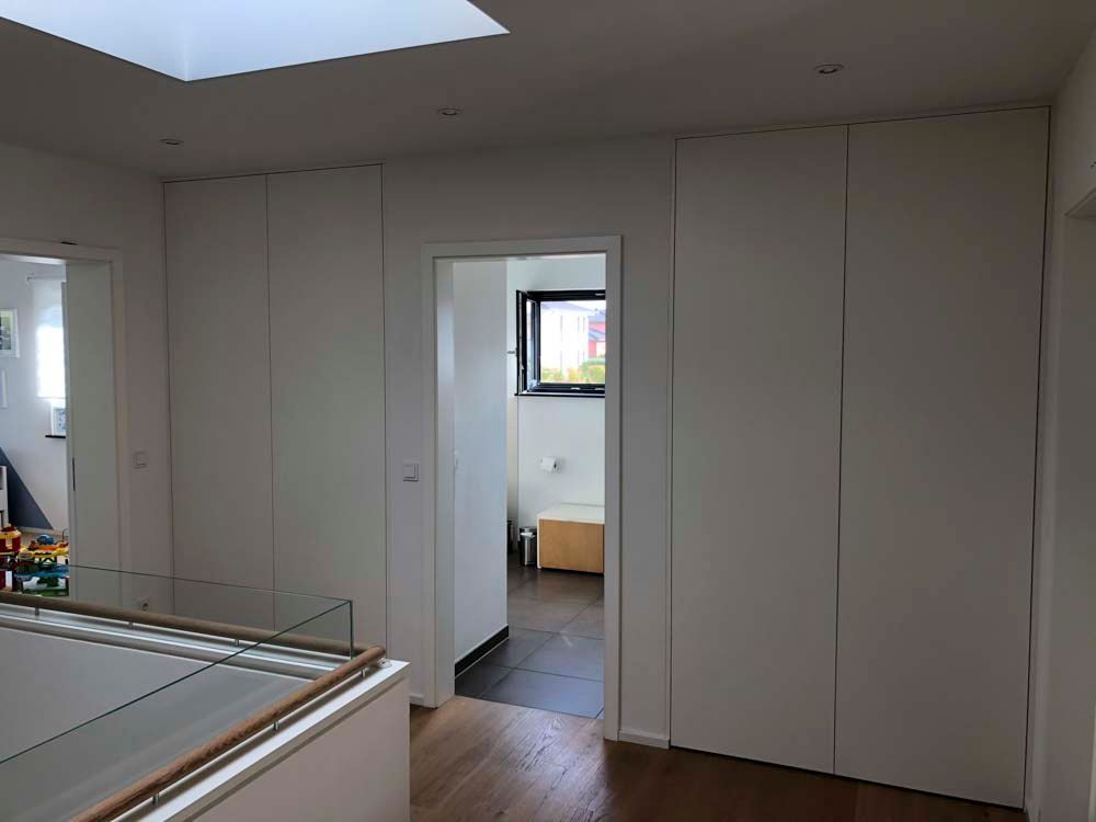 Ein Zimmer mit einer Treppe, die zu einem Badezimmer führt, und einem Oberlicht.