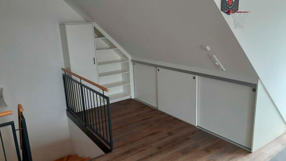 Eine Treppe führt in den zweiten Stock eines Hauses.