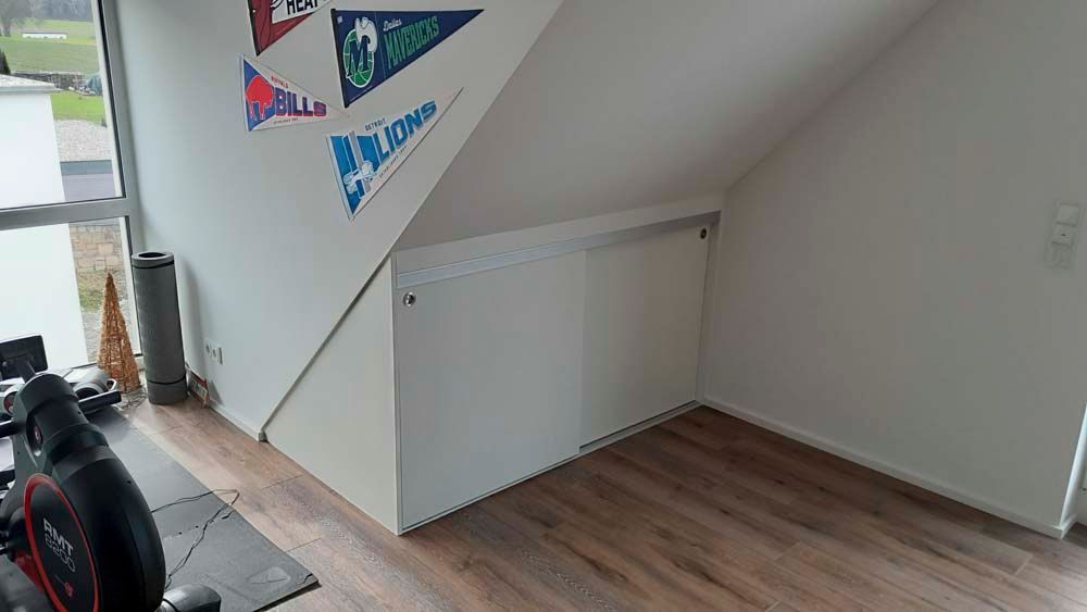 Ein Raum mit einer Treppe und Flaggen an der Wand.