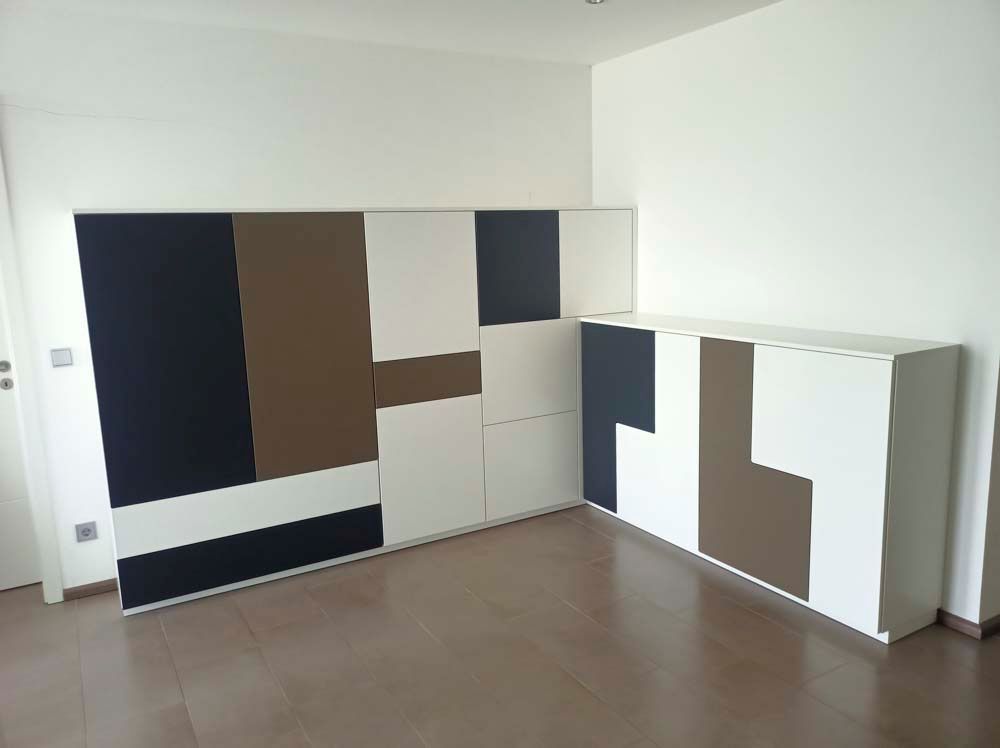 Eine Zimmerecke mit einem geometrischen Muster an der Wand