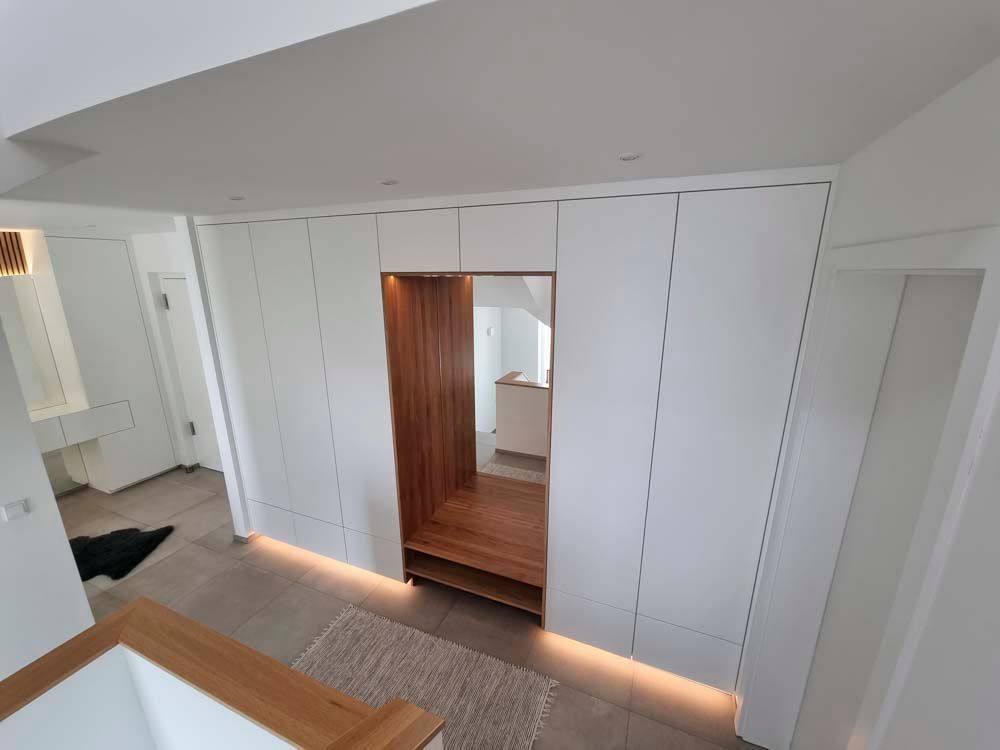 In der Mitte des Raumes steht ein Spiegel.