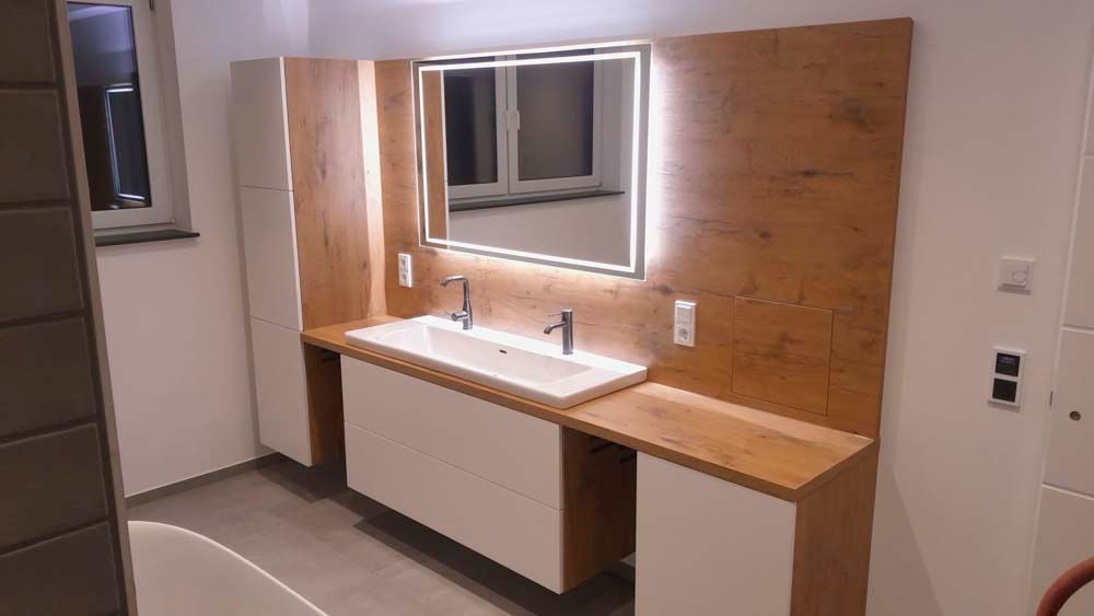 Ein Badezimmer mit zwei Waschbecken und einem Spiegel.