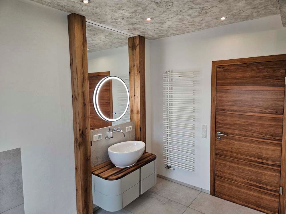 Ein Badezimmer mit Waschbecken, Spiegel und Handtuchhalter.