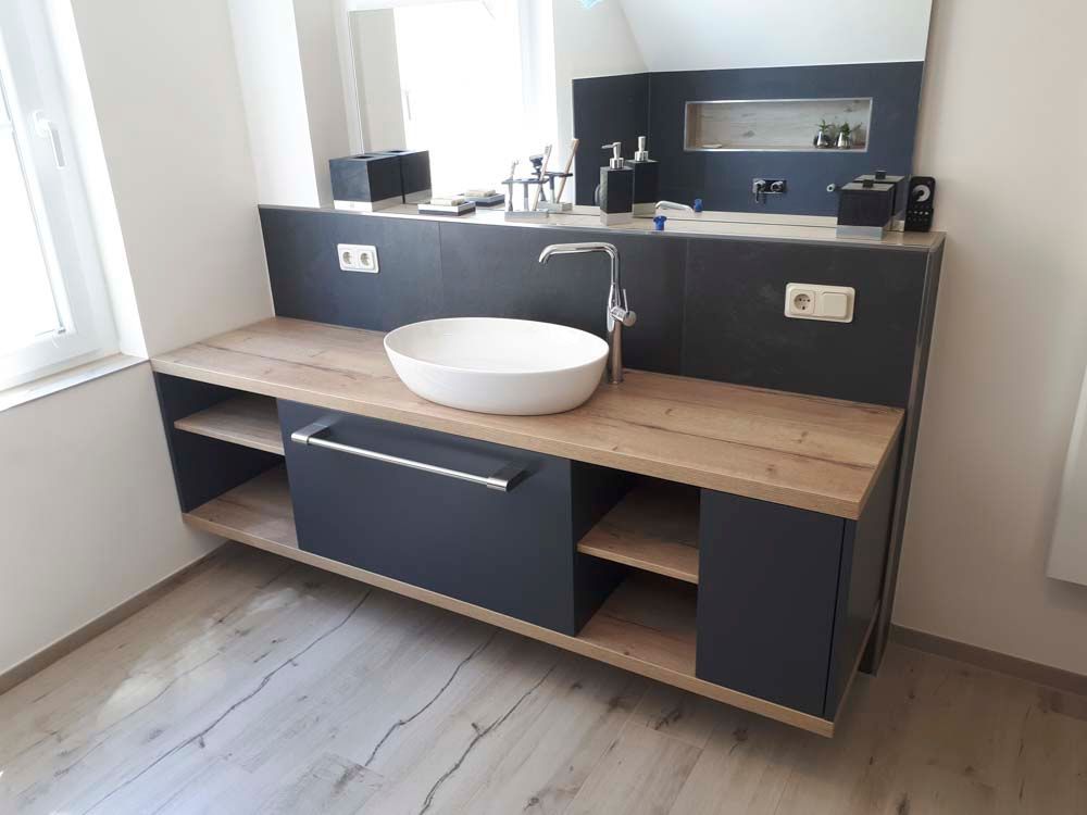 Ein Badezimmer mit Waschbecken und Spiegel an der Wand.