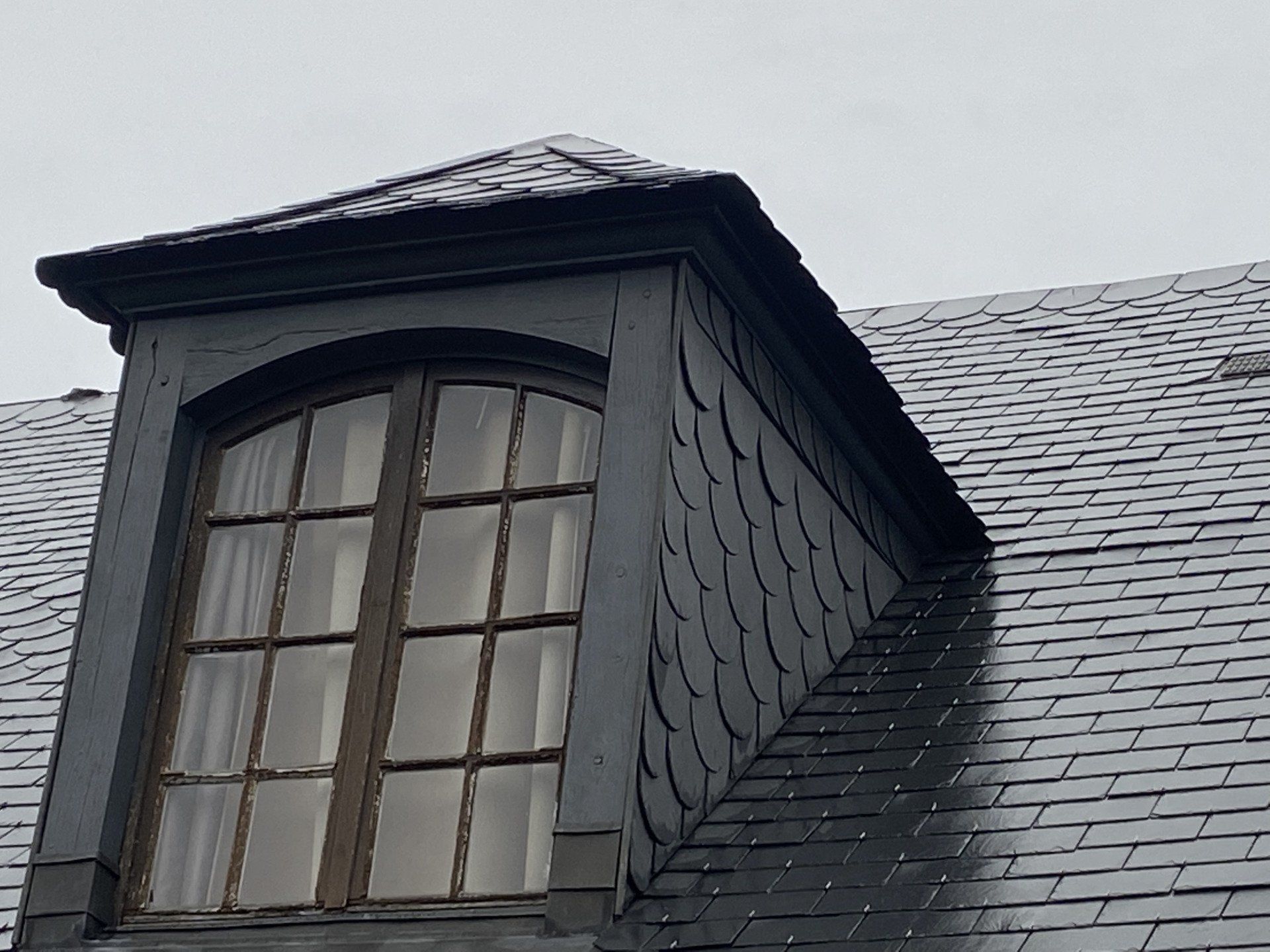 Fenêtre sur toit ardoise