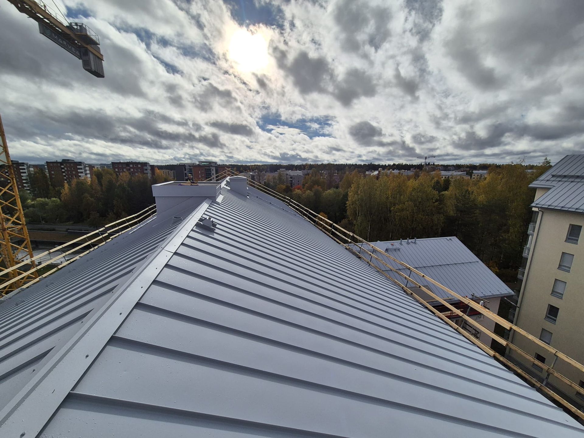 Korkean kerrostalon katon viimeistely Tampereella.