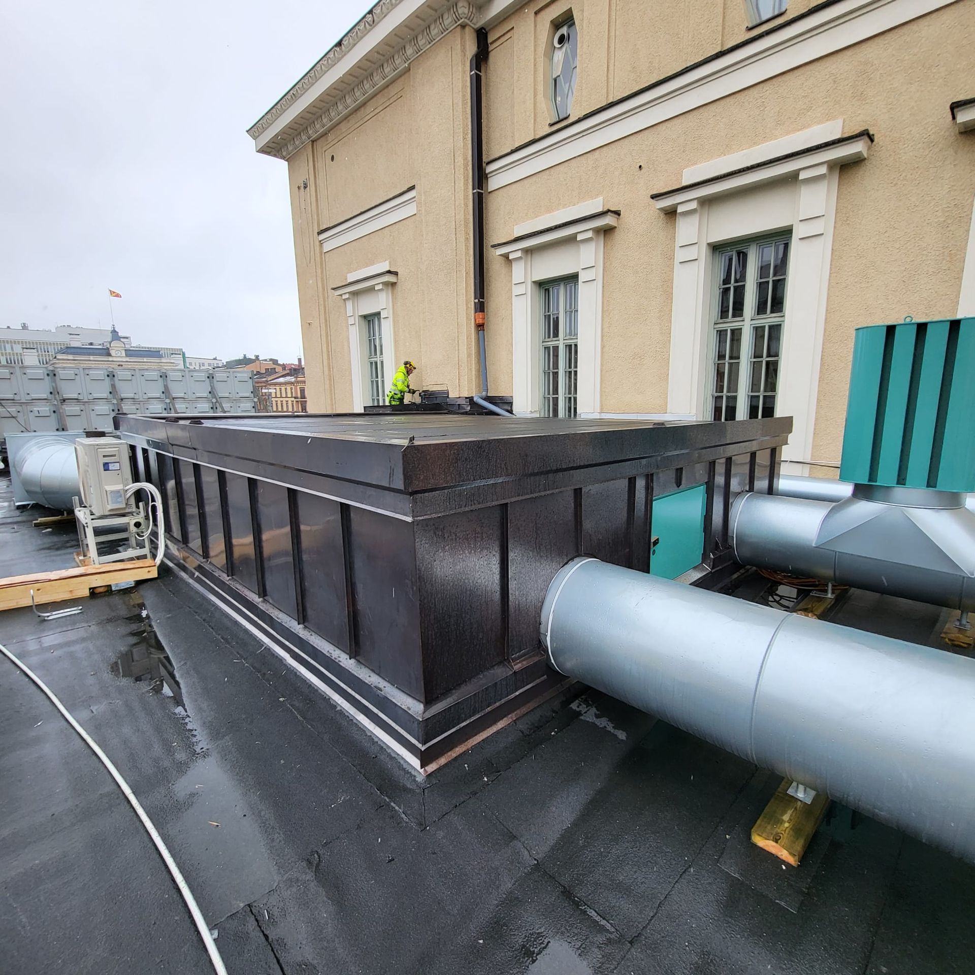 Kattorakenne ja ilmanvaihtokanavien suojapellitykset teollisuuskohteessa.