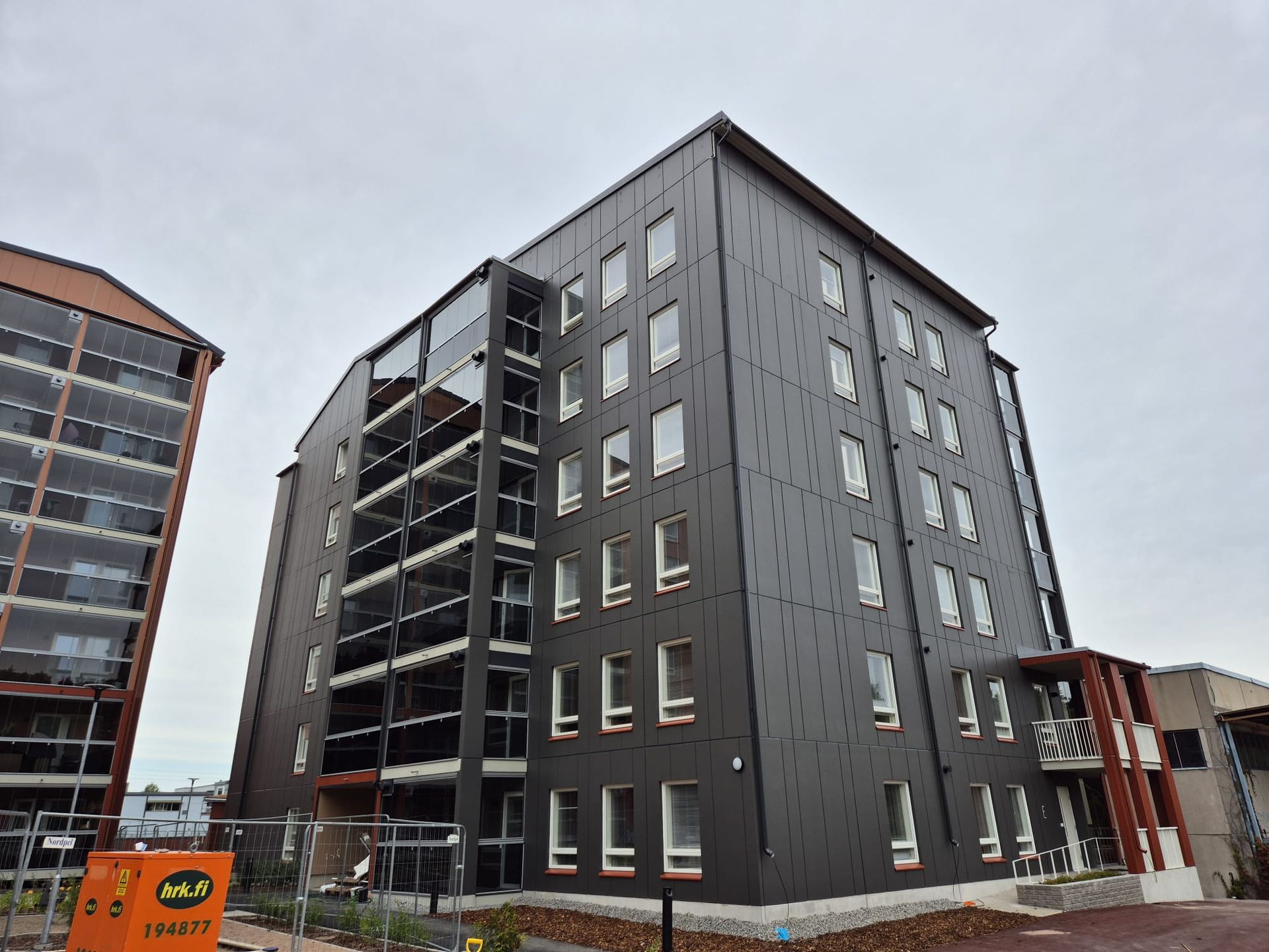 Kerrostalon tyylikäs julkisivupellitys ja ikkunalistojen asennus Pirkanmaalla.