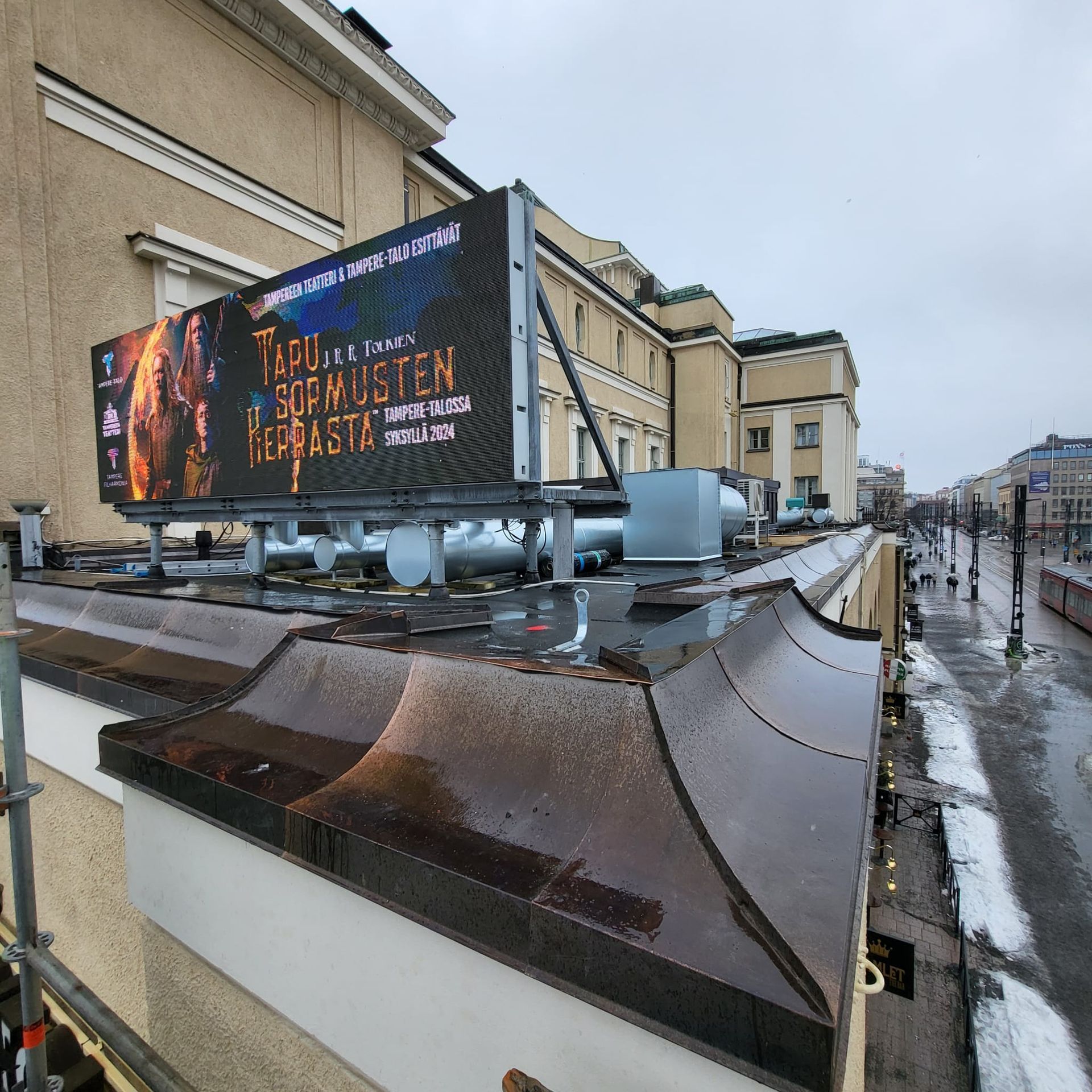 Vaativa julkisivun ja katon reunapellitys liikerakennuksessa Tampereen keskustassa.
