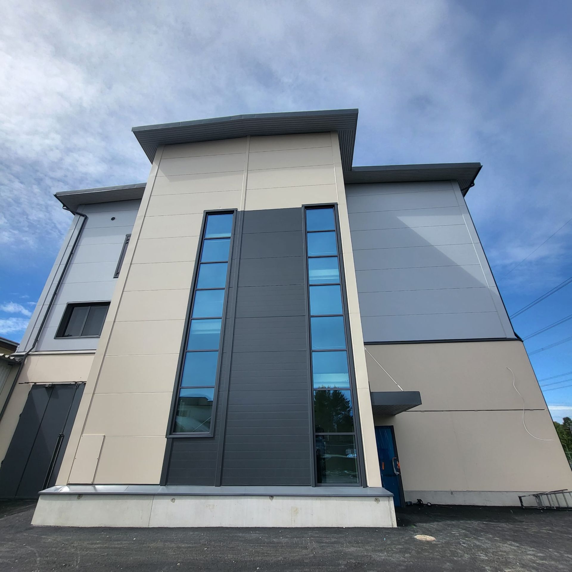 Modernin rakennuksen sisäpihan peltityöt ja sadevesijärjestelmät asennettuna.