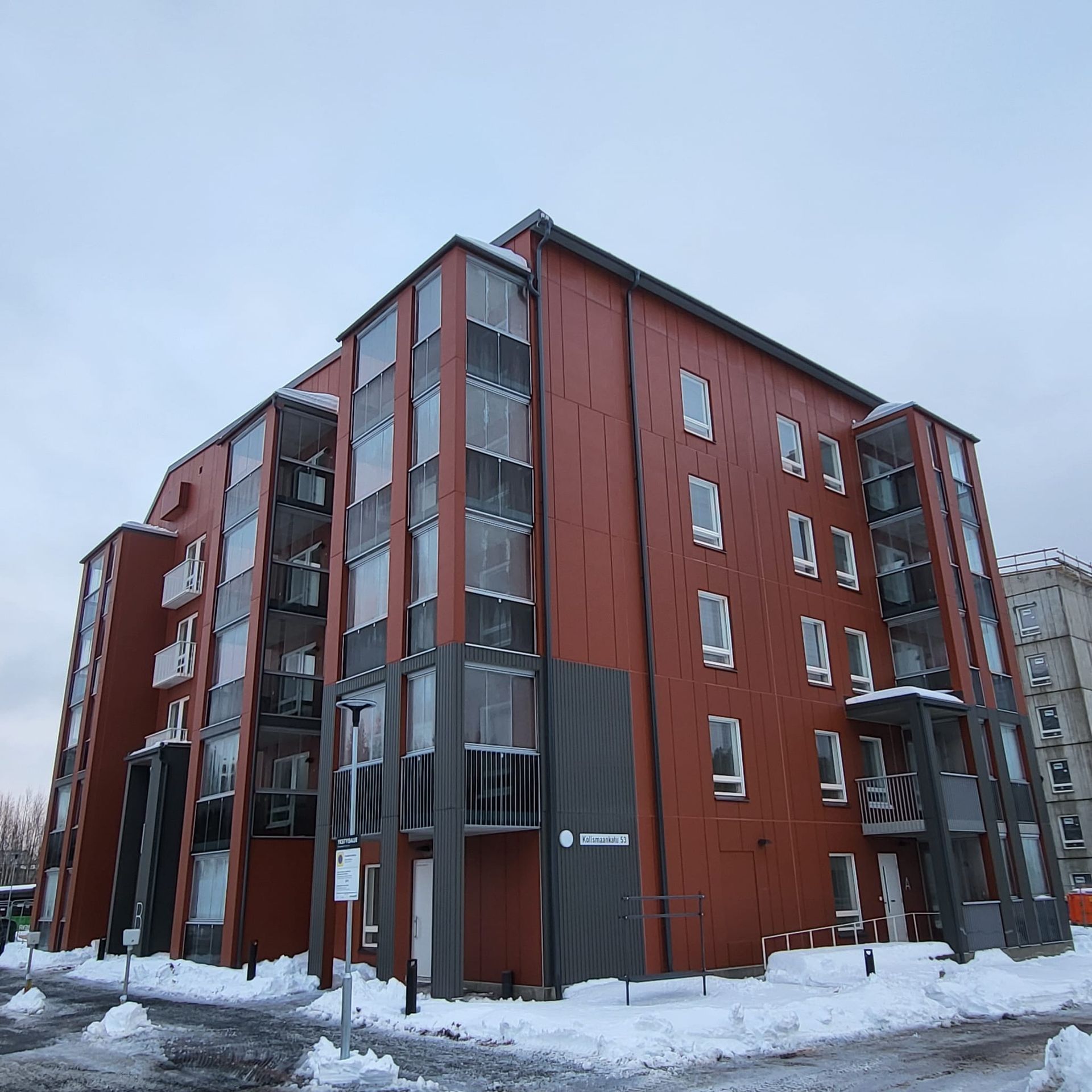 Kerrostalon julkisivun pystypellitys ja ikkunapellit viimeisteltynä Pirkanmaalla.