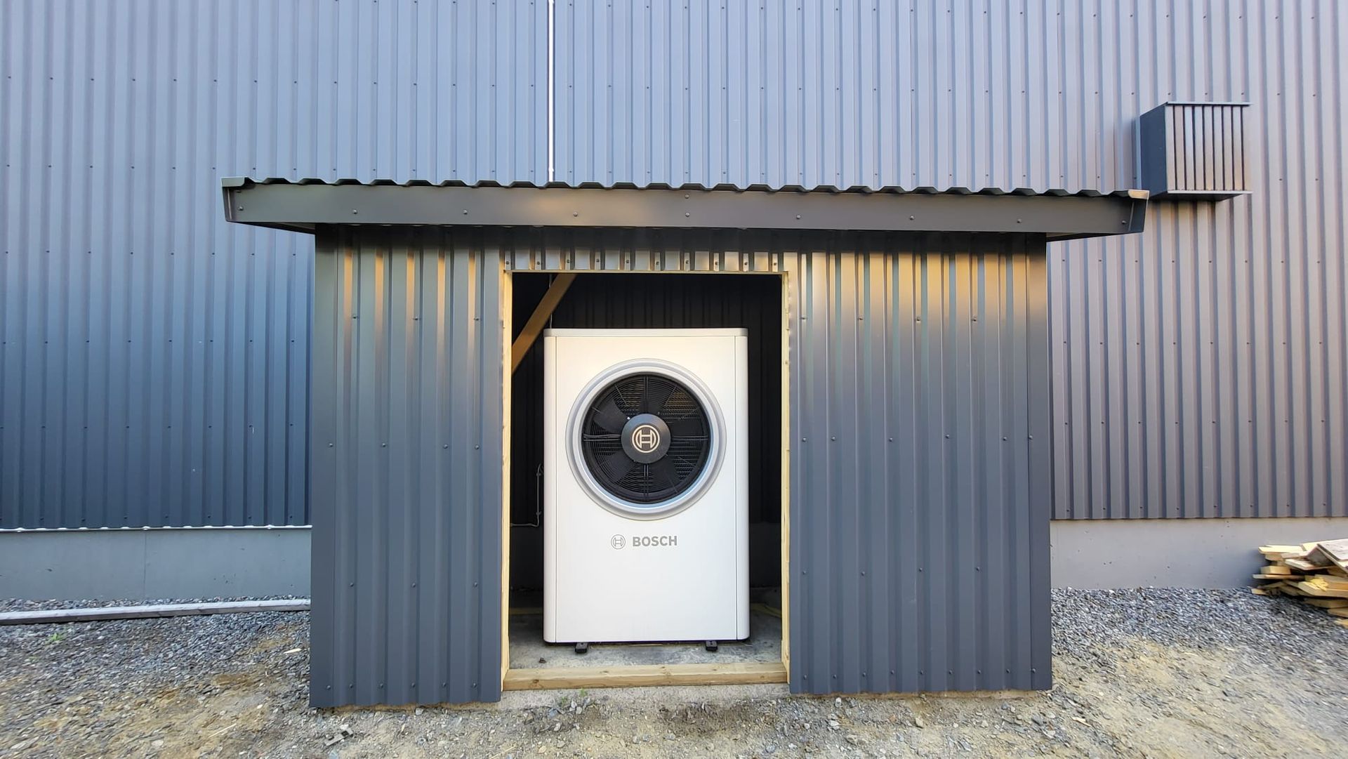 Ilmalämpöpumpun suojapellitys Pirkanmaan kohteessa.