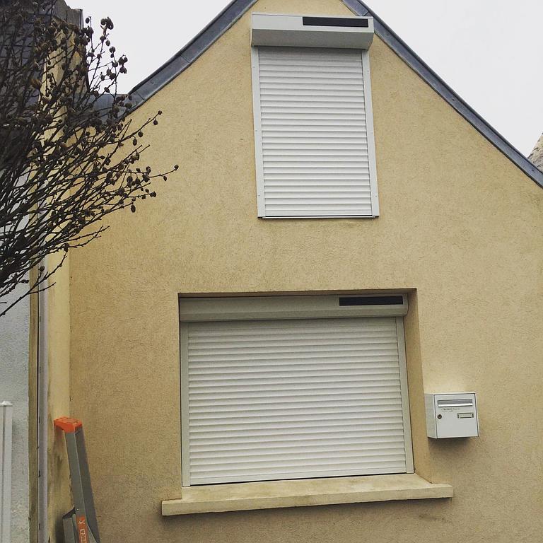 Un homme fermant un volet roulant