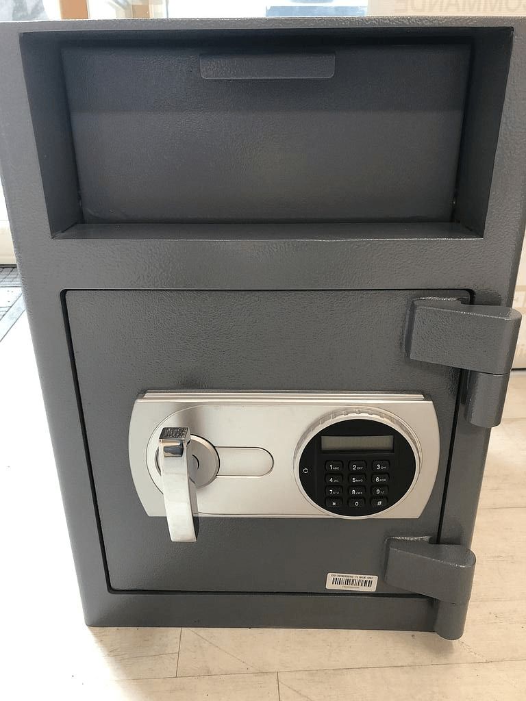 Coffre fort ouvert couleur gris