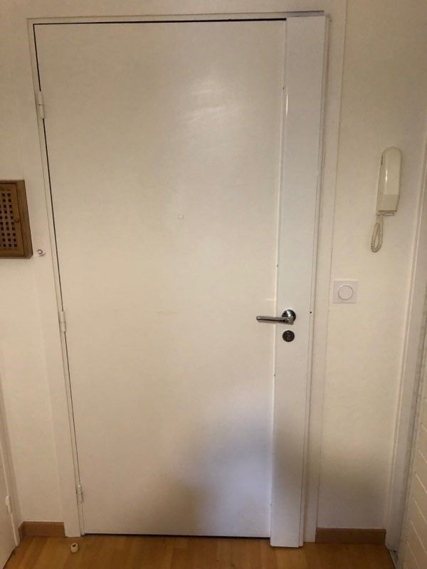 une serrure de porte en bois blanc