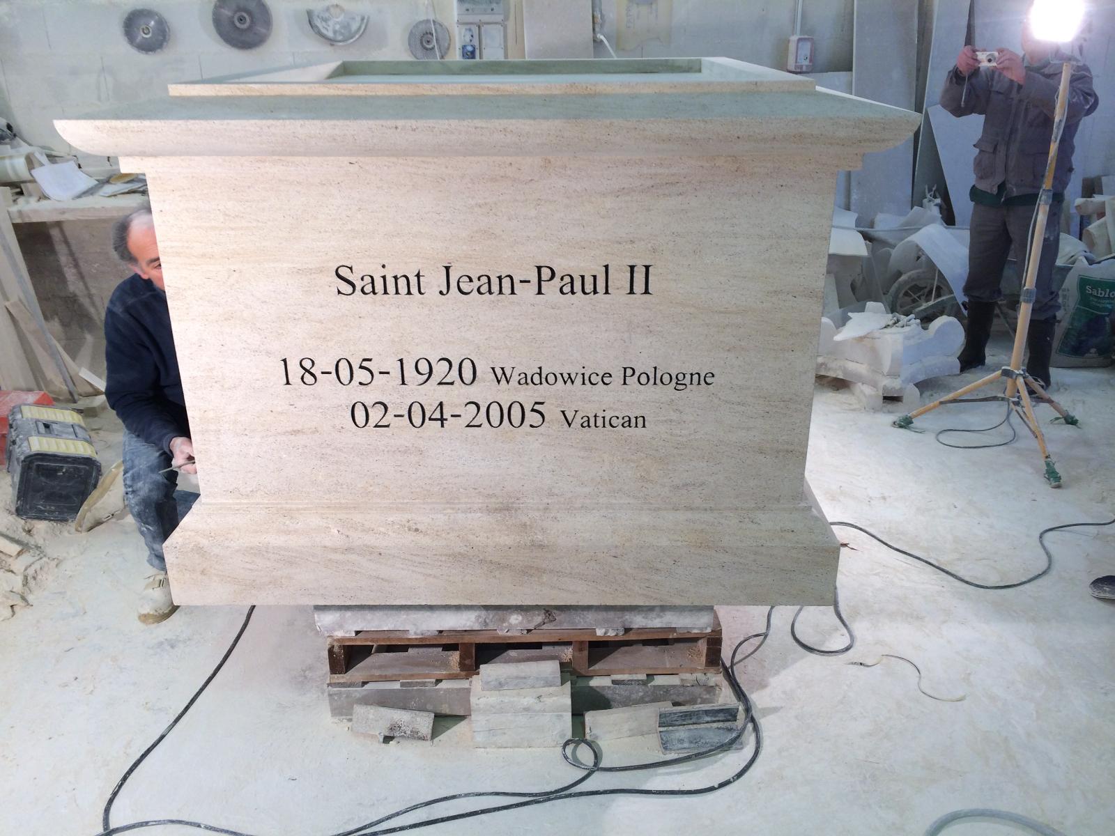 Réalisation du socle de la statue de St Jean-Paul II (Paris)