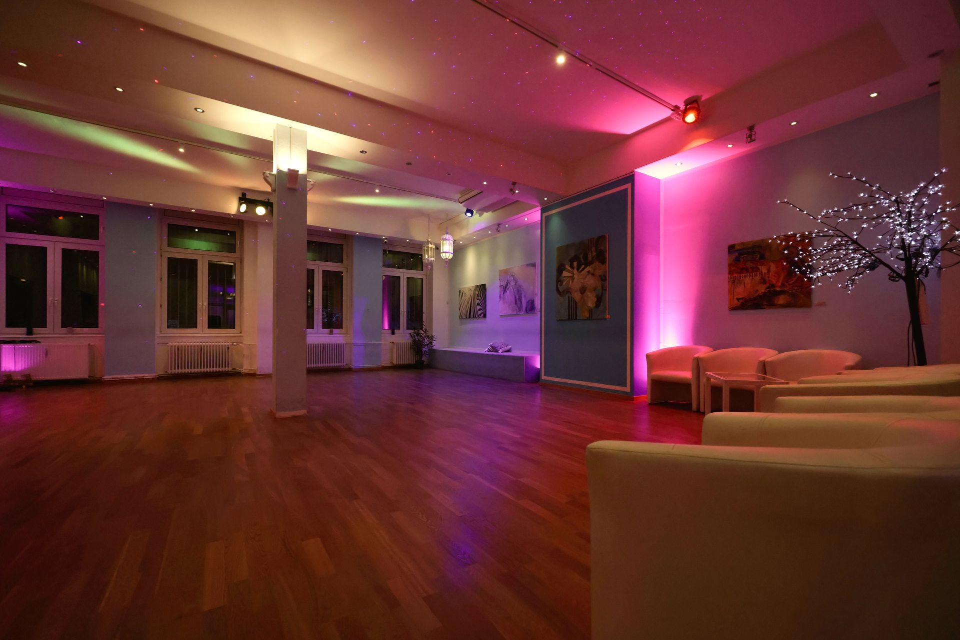 Tanzsaal nachts stimmungsvoll beleuchtet