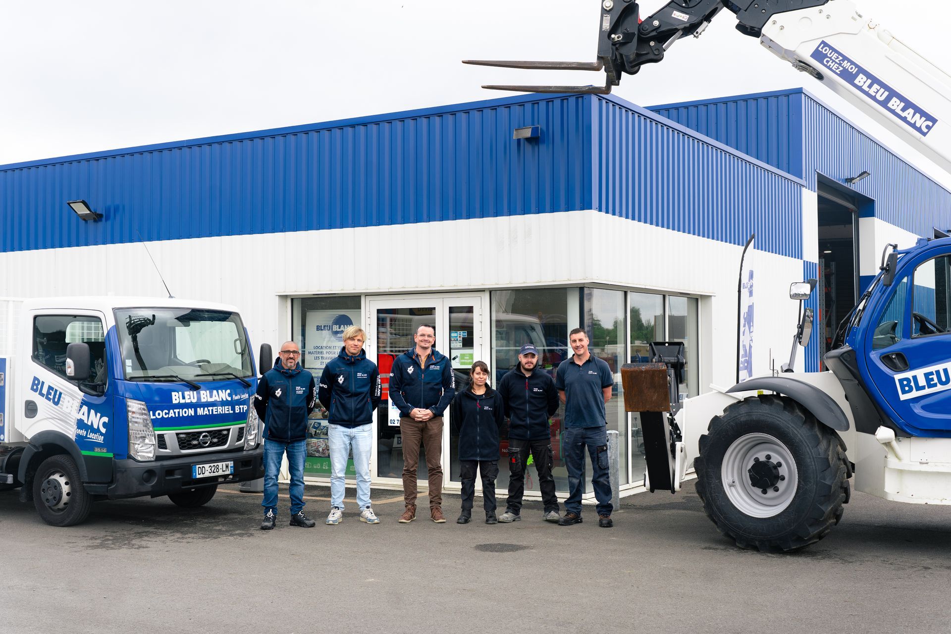 Employés de Bleu Blanc posant devant le siège