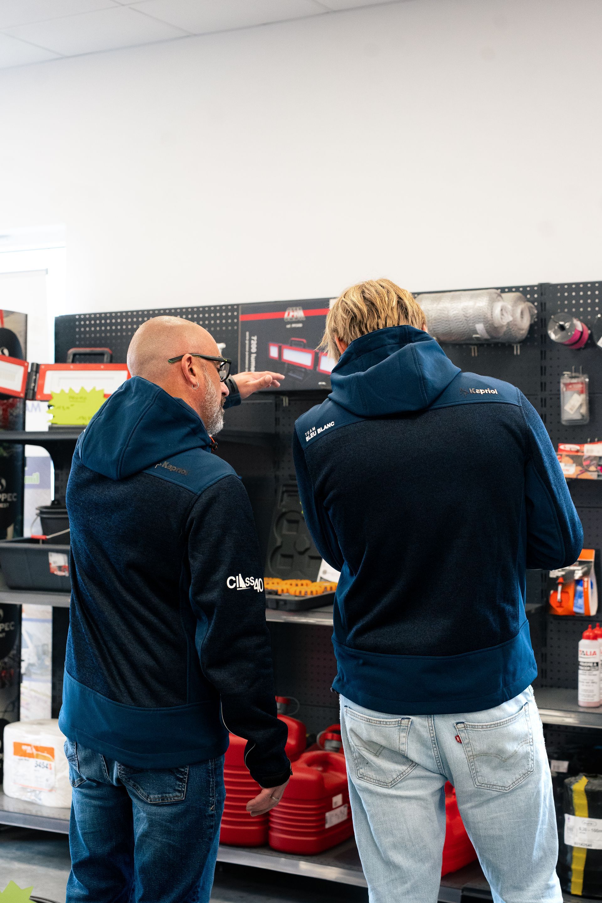 Employé de Bleu Blanc conseillant un client