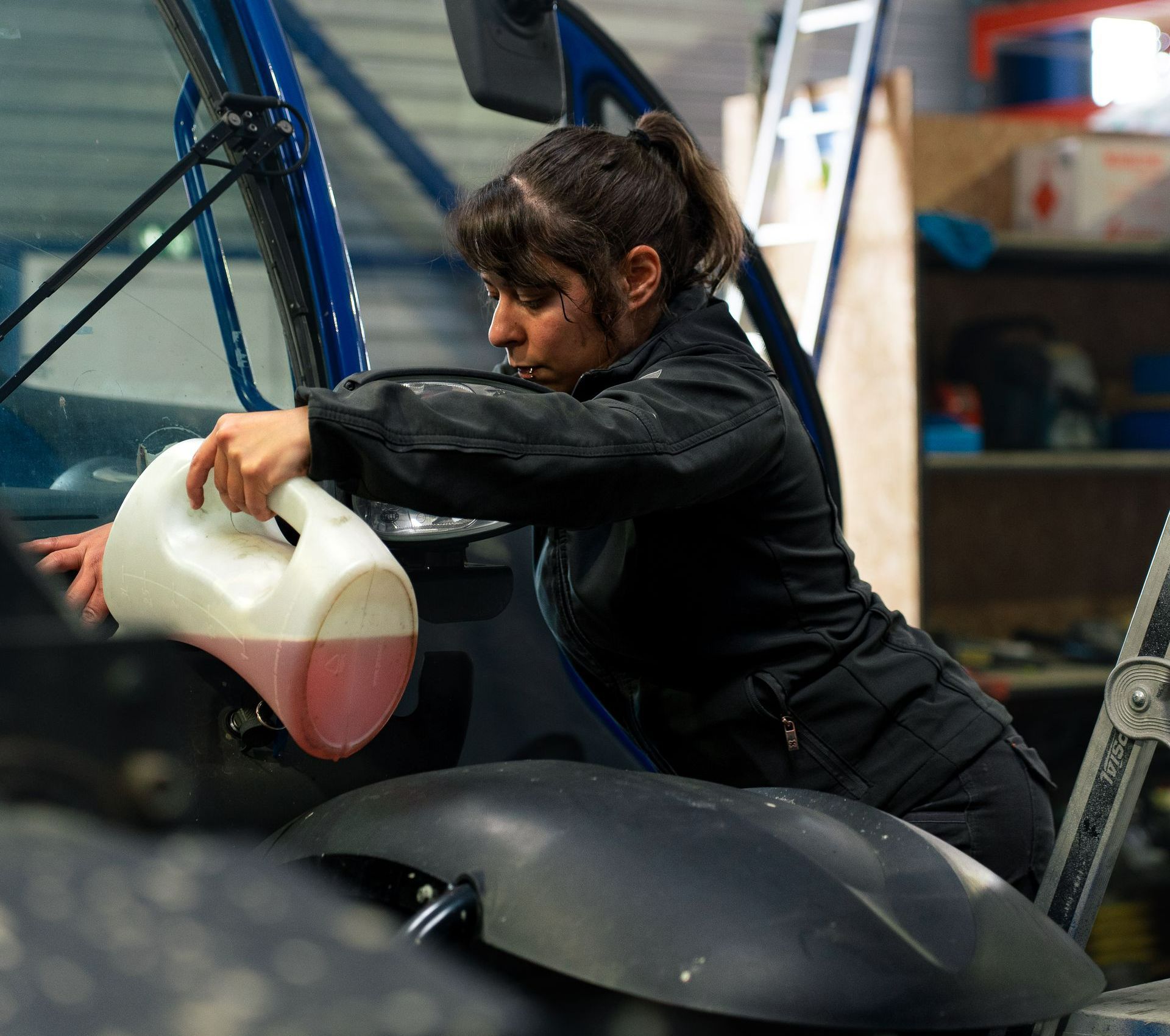 Femme faisant le plein d'un véhicule