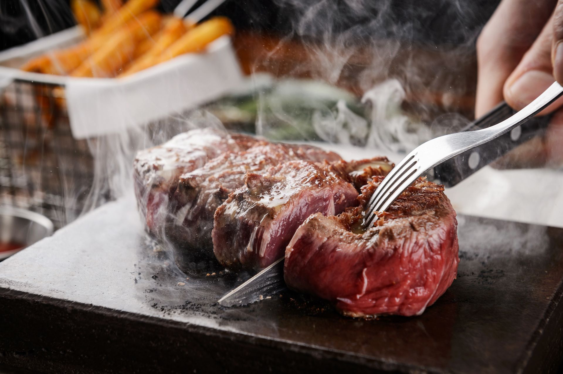 Viande grillée et coupée avec un couteau