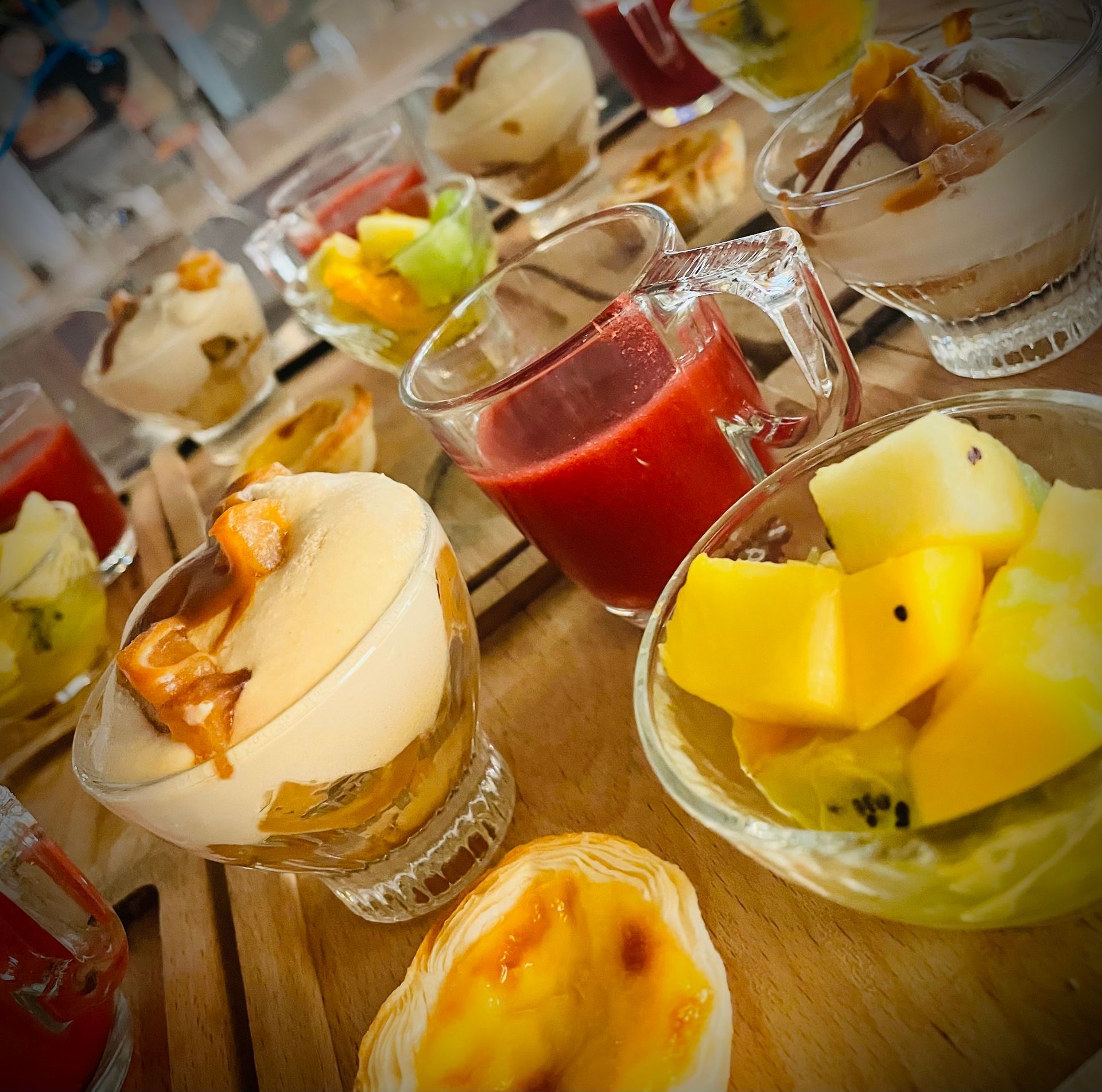 Desserts individuels - fraise, citron, chocolat - pour la réception de groupes