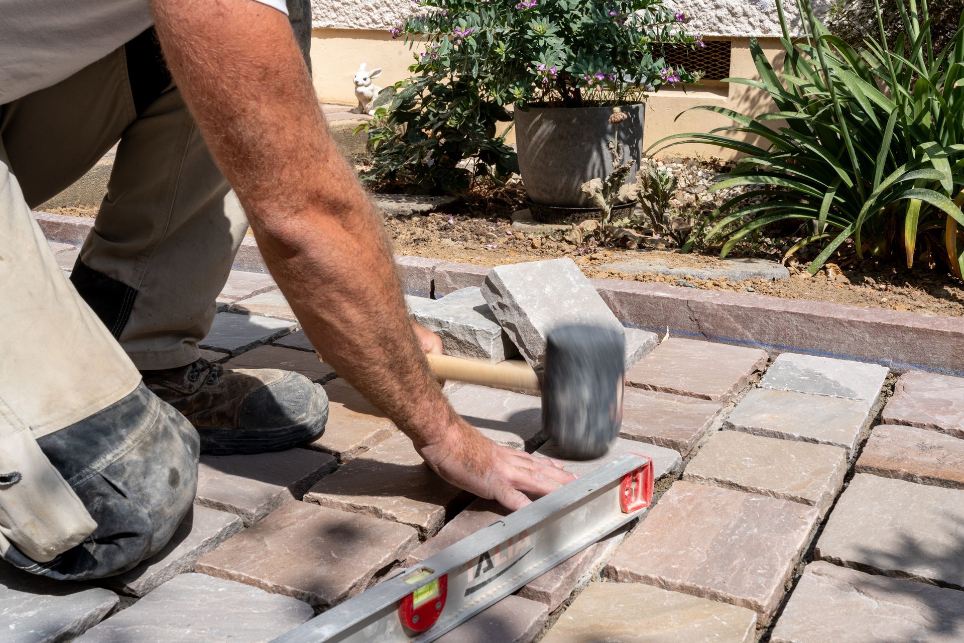 Pose de pierre pour créer un chemin.