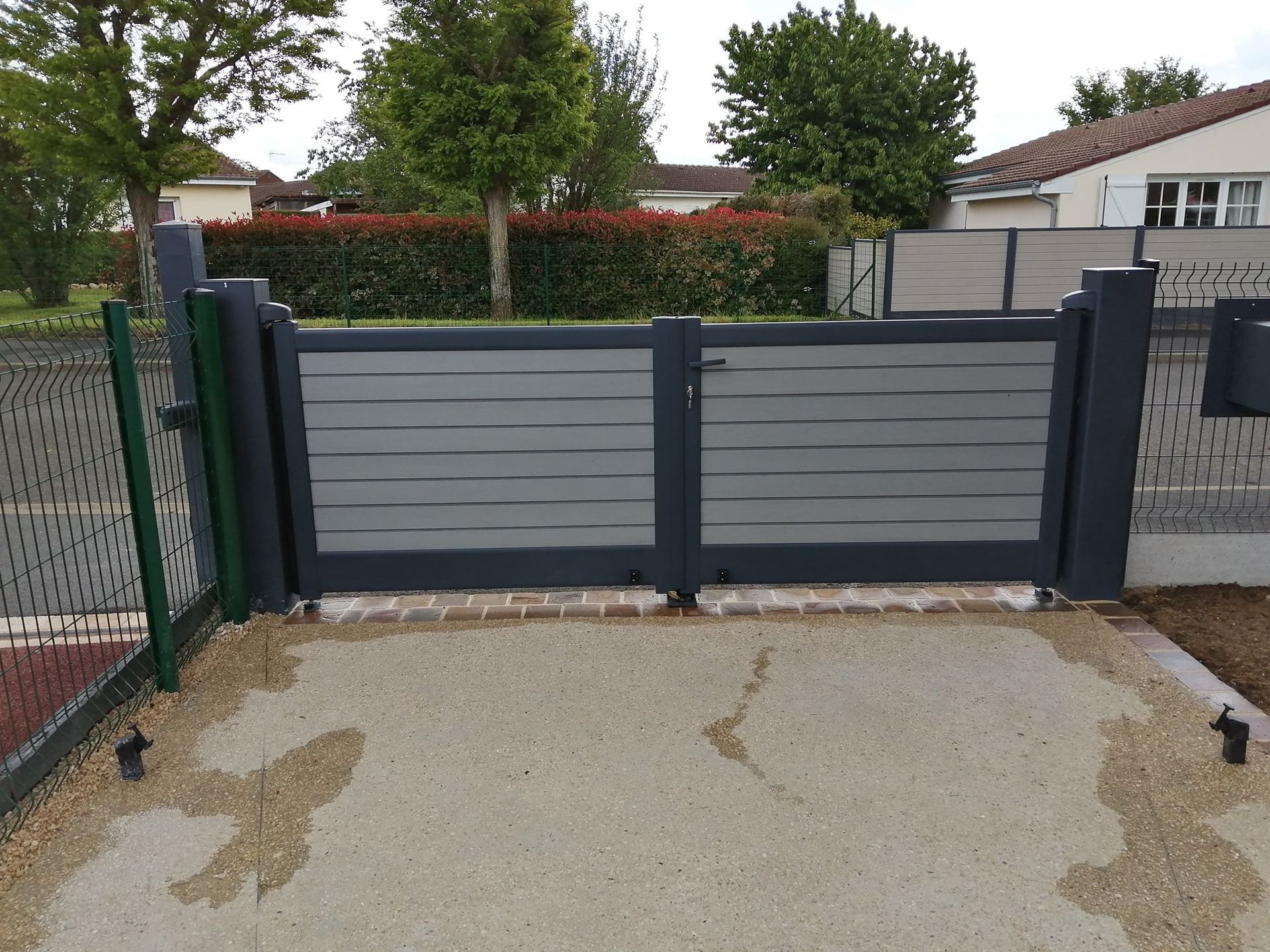 Portail gris anthracite et noir.