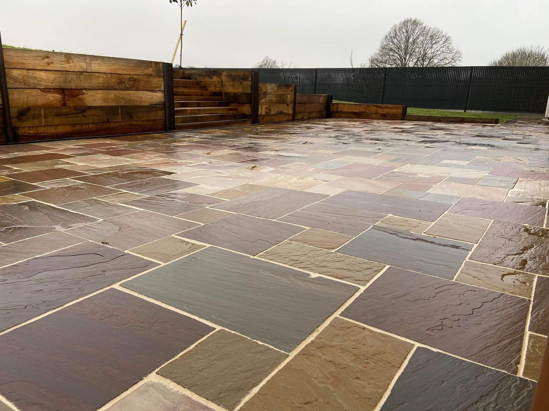 Focus sur le dallage d'une terrasse.