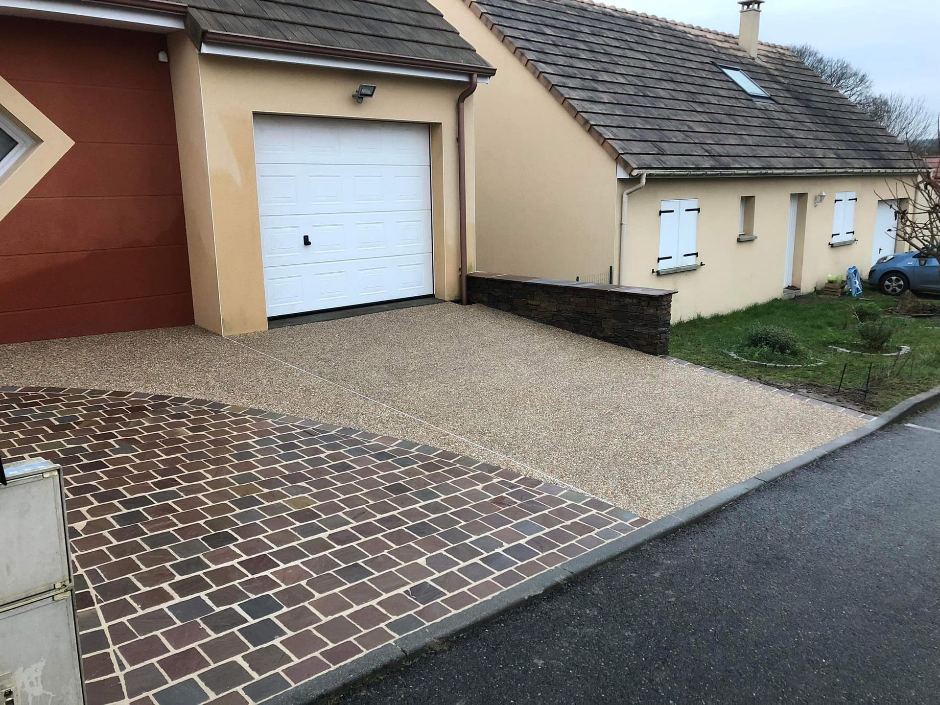 Dallage devant une maison de quartier.