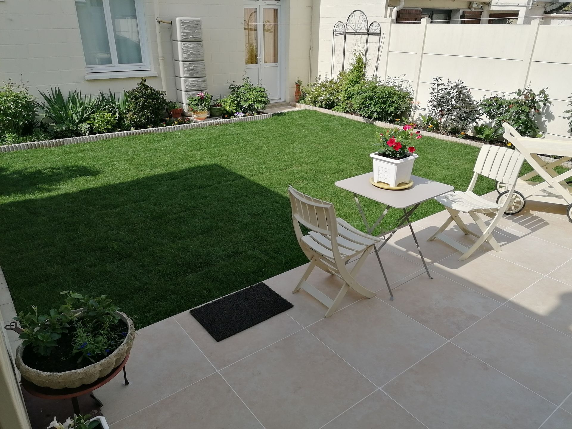 Terrasse et petit jardin.