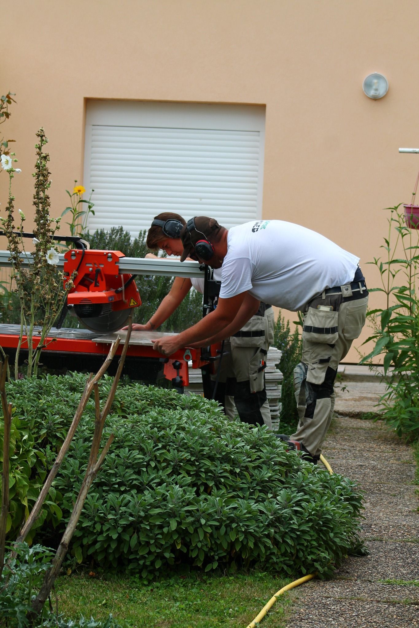 Deux professionnels de l'entreprise en plein ouvrage.