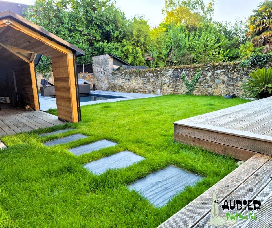 Chemin en dalle direction un bassin creusé.