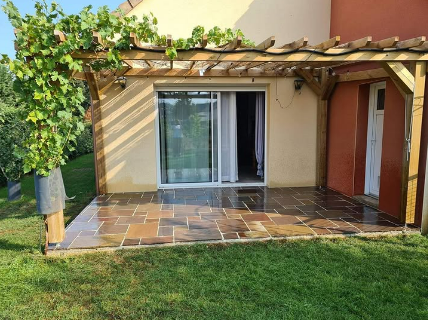 Terrasse en dalles marrons.