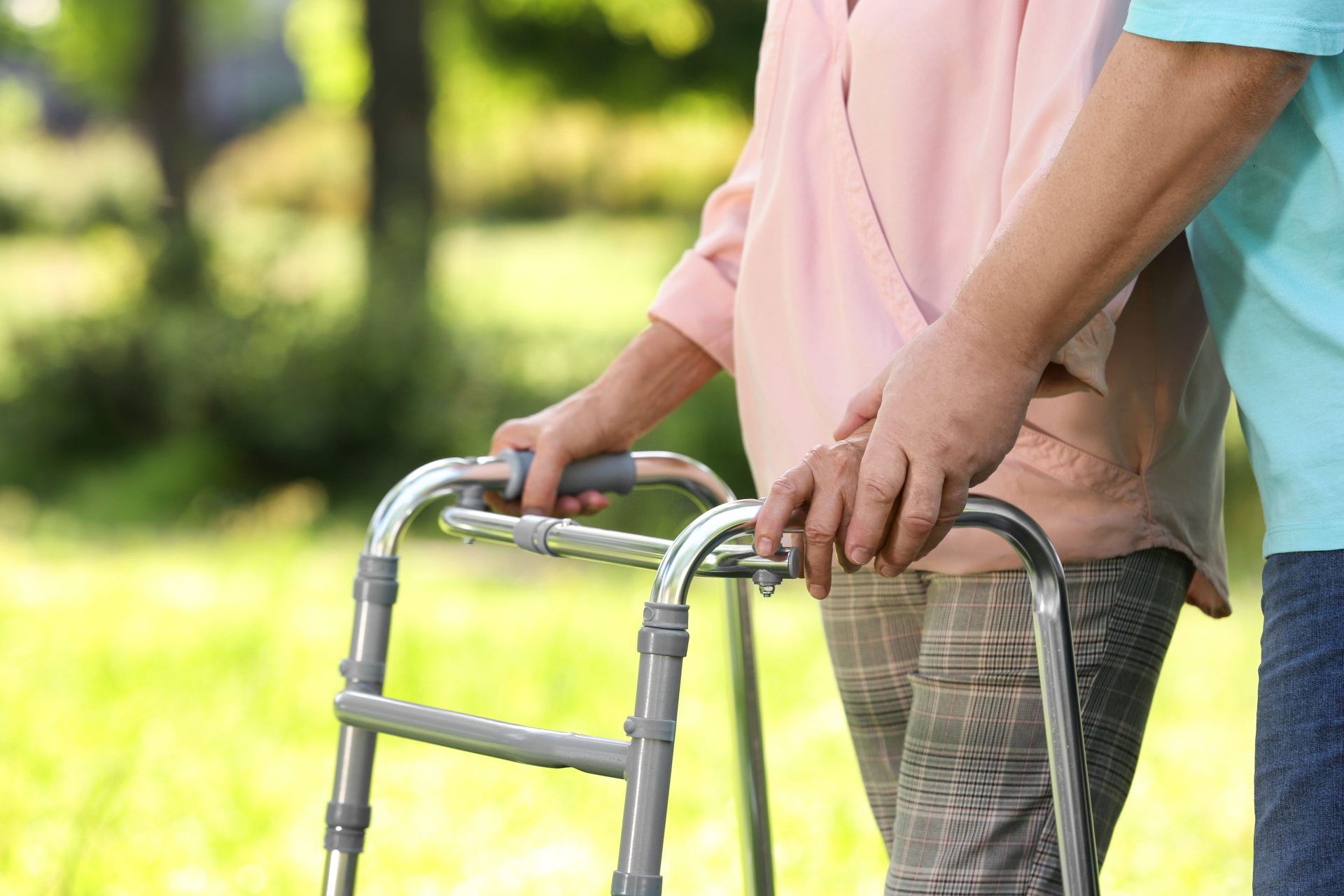 Pflegeservice Ruhr - Pflegefachkraft auf Augenhöhe mit älterer Dame im Rollstuhl
