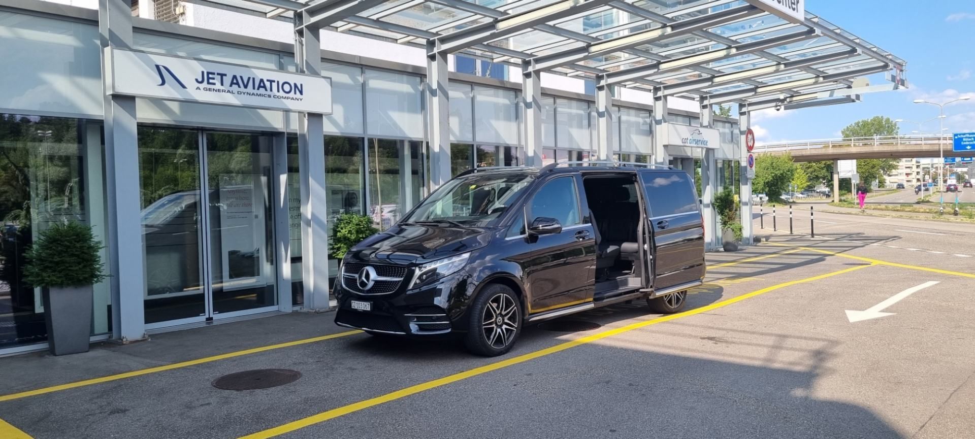 Taxifahrer in Küssnacht hilft einem Fahrgast freundlich beim Einsteigen